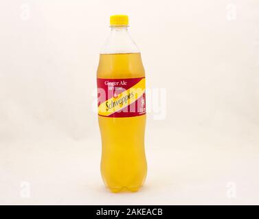 Alberton, Afrique du Sud - une bouteille de schweppes ginger ale boisson non isolé sur un fond clair de droit en format horizontal Banque D'Images