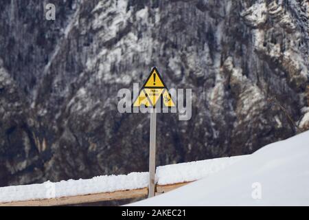 Inscrivez-vous avertir du danger de chute d'une falaise, à la station de ski de Vogel, parc national du Triglav, en Slovénie Banque D'Images