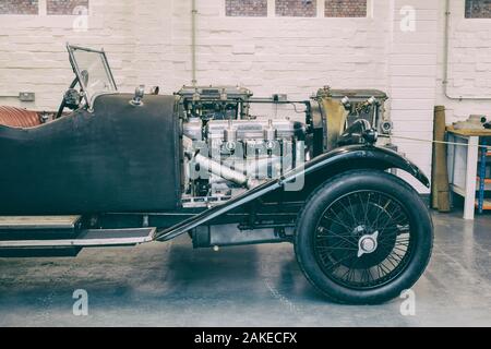 1924 Bentley 3 litre dans un atelier à Bicester Heritage Centre dimanche scramble event. L'Oxfordshire, Angleterre. Vintage filtre appliqué Banque D'Images