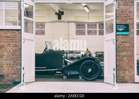 1924 Bentley 3 litre dans un atelier à Bicester Heritage Centre dimanche scramble event. L'Oxfordshire, Angleterre. Vintage filtre appliqué Banque D'Images