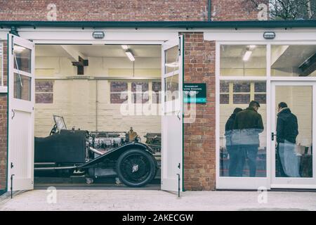 1924 Bentley 3 litre dans un atelier à Bicester Heritage Centre dimanche scramble event. L'Oxfordshire, Angleterre. Vintage filtre appliqué Banque D'Images