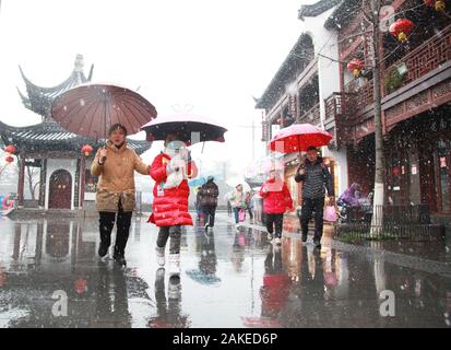 Xuzhou, Jiangsu, Chine. Jan 9, 2020. Jiangsu, Chine-La première neige de l'année 2020 est considérée à Nanjing, Jiangsu province de Chine orientale, le 9 janvier 2020.La lourde neige causé des désagréments pour les citoyens qui voyagent. Crédit : SIPA Asie/ZUMA/Alamy Fil Live News Banque D'Images