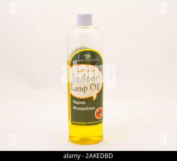 Alberton, Afrique du Sud - une bouteille d'utilisation à l'intérieur de la république de la citronnelle huile à lampe isolé sur un fond clair de droit en format horizontal Banque D'Images