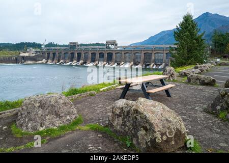 Le déversoir du barrage à la Bonneville, Cascade Locks, Oregon Banque D'Images