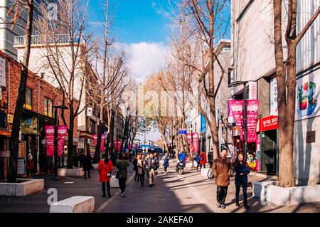 DEC 11, 2015 Séoul, Corée du Sud - de nombreux touristes asiatiques marche sur la rue commerçante de quartier Insadong, l'Art et l'artisanat salon de Séoul - Corée du Sud Banque D'Images