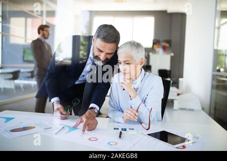 Portrait of happy business people discussing in Banque D'Images