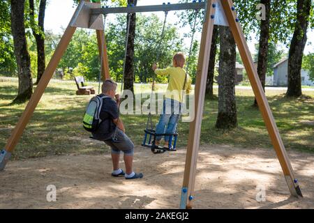 VAINODE, LETTONIE - 31 août : Vainode est une très petite ville en Lettonie. Vue de l'aire de jeux pour les enfants avec deux garçons sur 31 août 2019, Vainode, La Banque D'Images