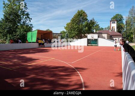 VAINODE, LETTONIE - 31 août : Vainode est une très petite ville en Lettonie. Vue d'un terrain de sport avec les joueurs de football le 31 août 2019, Vainode, Latvi Banque D'Images