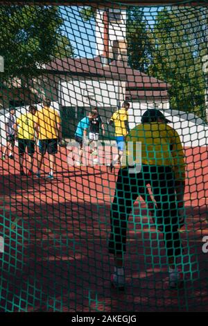 VAINODE, LETTONIE - 31 août : Vainode est une très petite ville en Lettonie. Vue d'un terrain de sport avec les joueurs de football le 31 août 2019, Vainode, Latvi Banque D'Images