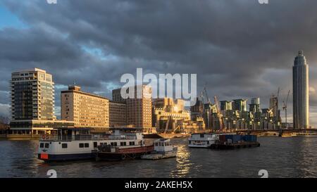 VAUXHALL, Londres : St George Wharf Tower (aussi connu sous le nom de Vauxhall Tower) un immeuble gratte-ciel dans la St George Wharf sur la Tamise Banque D'Images