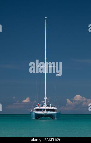 Belle location sur fond bleu ciel et mer juste à côté de Coco Beach à Antigua, Antilles Banque D'Images