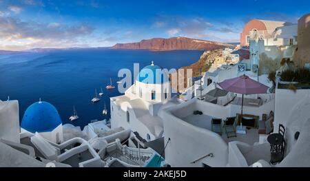 Dôme bleu traditionnel de l'église orthodoxe grecque d'Oia, Santorin Thira ( ), l'île de Grèce. Banque D'Images