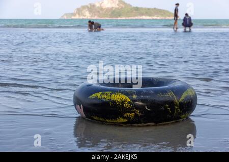 Un anneau noir nager sur une plage de l'océan de sable,life,des vacances d'été et de vacances. Banque D'Images