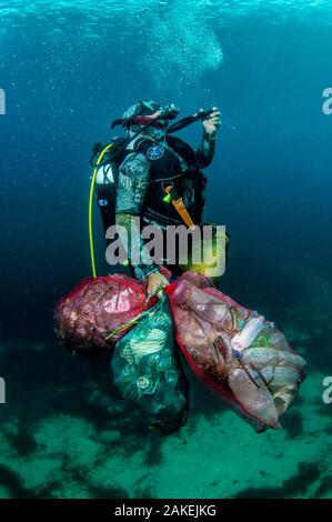 Scuba Diver dépose les déchets marins en plastique à partir de la mer. Le Parc National de Mljet, l'île de Mljet, Croatie. Mai 2015. Banque D'Images