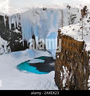 Cascade de glace en Putoransky State Nature Reserve, Plateau Putorana, Sibérie, Russie, avril. Banque D'Images