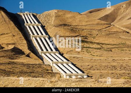 Envoi de la station de pompage en montée de l'eau sur les montagnes de l'aquaduct de Californie qui apporte l'eau de neige dans les montagnes de la Sierra Nevada aux terres agricoles de la vallée centrale, en Californie, USA, septembre 2014. Banque D'Images