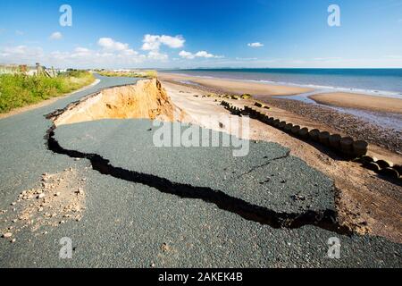 Route côtière s'est effondré à Skipsea et Ulrome entre, Yorkshire, Angleterre, Royaume-Uni. Août 2013. Banque D'Images