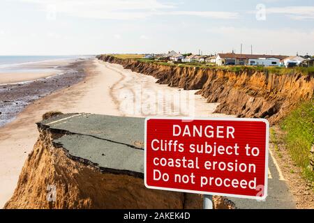 Route côtière près de Skipsea effondré, Yorkshire, Angleterre, Royaume-Uni. Août 2013. Banque D'Images