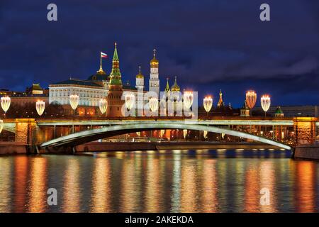 = Les lumières de Noël de pont Bolshoy Kamenny et Kremlin de Moscou en vue de fête de Twilight  = pont Bolshoy Kamenny éclairés avec des lumières de rue d Banque D'Images