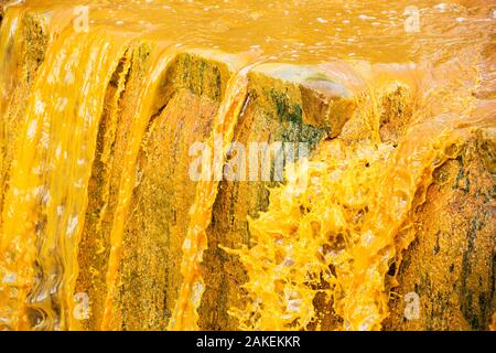 River pleine d'eau contaminée par les effluents miniers à La Paz, Bolivie. Octobre 2015 Banque D'Images