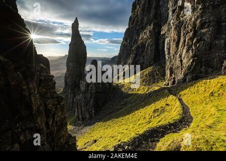 Depuis l'aiguille, sentier, péninsule Trotternish Quiraing, île de Skye, Hébrides intérieures, Ecosse, Royaume-Uni. Janvier 2014. Banque D'Images