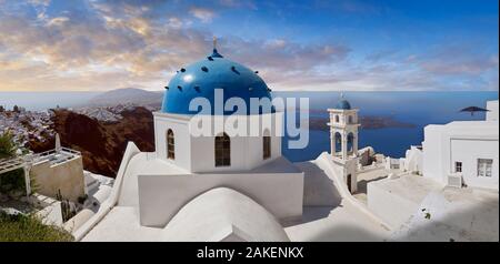 Dôme bleu traditionnel de l'église orthodoxe grecque d'Imerovigli, l'île de Thira, Santorin, Grèce. Banque D'Images