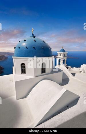 Dôme bleu traditionnel de l'église orthodoxe grecque d'Imerovigli, l'île de Thira, Santorin, Grèce. Banque D'Images