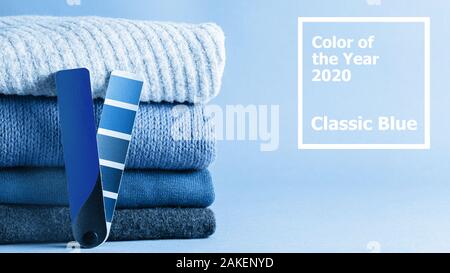 Pile de pulls et colorier palette dans classique bleu 2020 couleur. La couleur de l'année 2020 pour la mode et le concept de l'habillement. Banner Banque D'Images