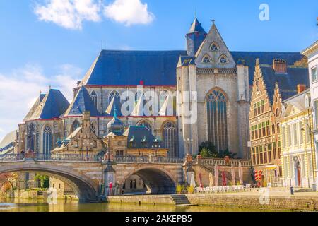 Cathédrale médiévale et pont sur le canal de Gand ou Gent, Belgique, l'église Saint-Michel Banque D'Images