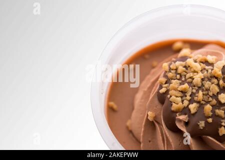 La crème glacée Chocolat dans des gobelets en plastique transparent. Banque D'Images