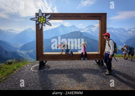 Un père et ses deux enfants à la Schynige Platte avec le massif de la Jungfrau en arrière-plan., Interlake, Suisse Banque D'Images