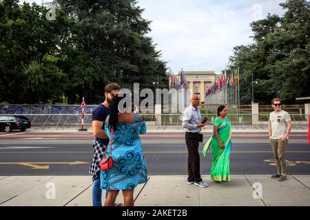 Les touristes prennent des photos du siège de l'ONU à Genève. Suisse Banque D'Images