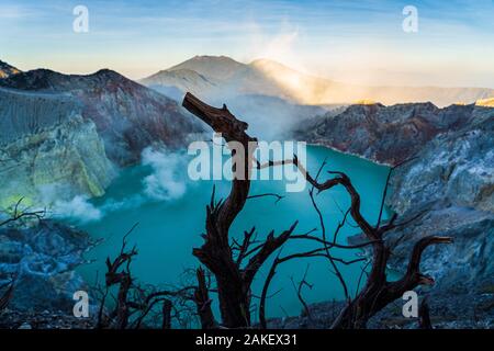 Vue depuis le sommet du cratère d'Ijen en Indonésie Banque D'Images