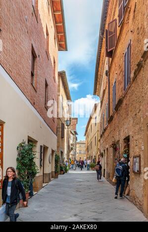 Vieille ville de Pienza en Toscane de l'Italie. Les bâtiments et les rues du village. Banque D'Images