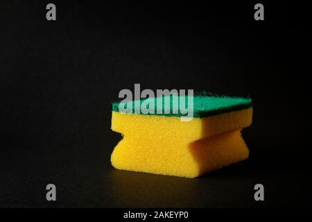 Seule nouvelle éponge jaune sur fond noir. Banque D'Images
