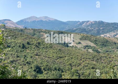 Paysage vallonné du Sud de l'Apennin avec Sirino peak en dehors de Green Ridge, tourné en été lumineux lumière près de Moliterno, Agri vallée, Potenza, B Banque D'Images