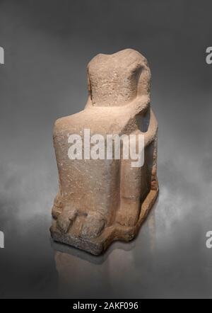 Statue en marbre grec ancinet archaïque d'une Artémis assis, vers 640 av. J.-fom Asea, Arcadia. Musée Archéologique National d'Athènes cat no 6. Contre le gre Banque D'Images