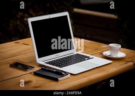 Poste de travail professionnel avec Mac-book pro d'Apple et une tasse de café Banque D'Images