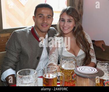 Enfant s'attend à ce Thiago est de partir tôt de Doha. Archives photos : Thiago ALCANTARA (FCB) avec son épouse Julia Vigas. Football FC Bayern Munich, l'Oktoberfest traditionnelle visite à la Kaefer Schenke, le 23 septembre 2017 à Munich/Allemagne. Â | conditions dans le monde entier Banque D'Images