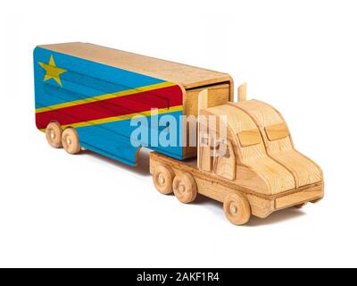 Close-up d'un camion jouet en bois peint avec un drapeau national de la République démocratique du Congo. Le concept d'exportation-importation, transport, national de Banque D'Images