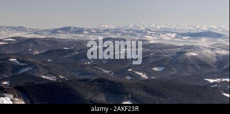 Collines de montagnes Beskides inférieur et plus haute montagnes Tatra de Lysa hora hill dans Moravskoslezske Beskydy montagnes en République tchèque au cours de freezin Banque D'Images