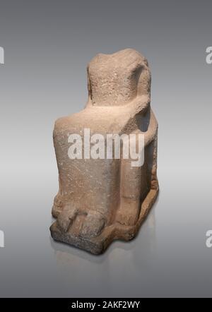 Statue en marbre grec ancinet archaïque d'une Artémis assis, vers 640 av. J.-fom Asea, Arcadia. Musée Archéologique National d'Athènes cat no 6. Contre le gre Banque D'Images