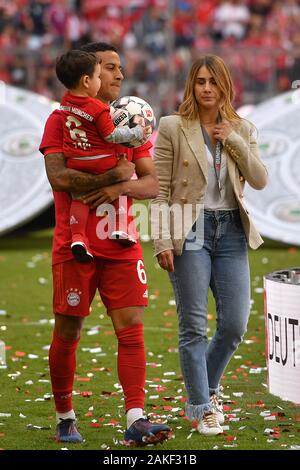 Enfant s'attend à ce Thiago est de partir tôt de Doha. Archives photos : Thiago ALCANTARA (FCB) avec son épouse Julia VIGAS et fils Gabriel. Cérémonie de remise des prix. Soccer 1.Bundesliga, 34.journée, journée34, champion allemand, FC Bayern Munich (M) - l'Eintracht Francfort (F) 5-1, le 18 mai 2019 dans Muenchen ALLIANZARENA, DFL RÈGLEMENT INTERDIT TOUTE UTILISATION DES PHOTOGRAPHIES COMME DES SÉQUENCES D'IMAGES ET/OU QUASI VIDÉO. ¬ | conditions dans le monde entier Banque D'Images