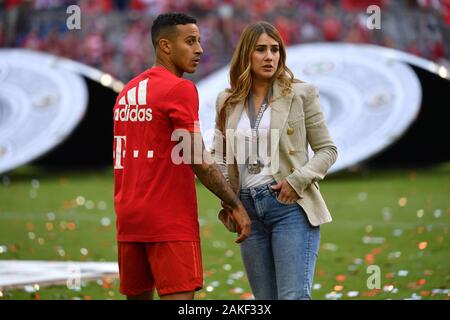 Enfant s'attend à ce Thiago est de partir tôt de Doha. Archives photos : Thiago ALCANTARA (FCB) avec son épouse Julia VIGAS soccer 1.Bundesliga, 34.journée, journée34, champion allemand, FC Bayern Munich (M) - l'Eintracht Francfort (F) 5-1, le 18 mai 2019 dans Muenchen ALLIANZARENA, DFL RÈGLEMENT INTERDIT TOUTE UTILISATION DES PHOTOGRAPHIES COMME DES SÉQUENCES D'IMAGES ET/OU QUASI-vidéo. ¬ | conditions dans le monde entier Banque D'Images