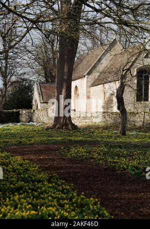 Le chemin entre les jardins Du Little Ponton Hall et l'église médiévale de St Guthlac Banque D'Images