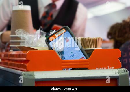 L'équipage de cabine/steward sert des boissons et des collations aux passagers à partir d'un chariot de tramway lors d'un vol Easyjet sur un avion Airbus. (115) Banque D'Images