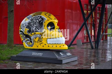 PARIS, FRANCE - 8 janvier 2020 : 'Mexicraneos' exposition de crânes géant peint et décoré par des artistes mexicains détenus dans le Parc de la Villette. Banque D'Images