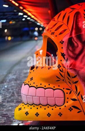 PARIS, FRANCE - 8 janvier 2020 : 'Mexicraneos' exposition de crânes géant peint et décoré par des artistes mexicains détenus dans le Parc de la Villette. Banque D'Images