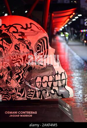 PARIS, FRANCE - 8 janvier 2020 : 'Mexicraneos' exposition de crânes géant peint et décoré par des artistes mexicains détenus dans le Parc de la Villette. Banque D'Images