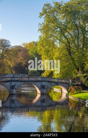 Royaume-uni, Angleterre, Cambridge, Cambridgeshire, le dos, Clare Bridge over River Cam Banque D'Images